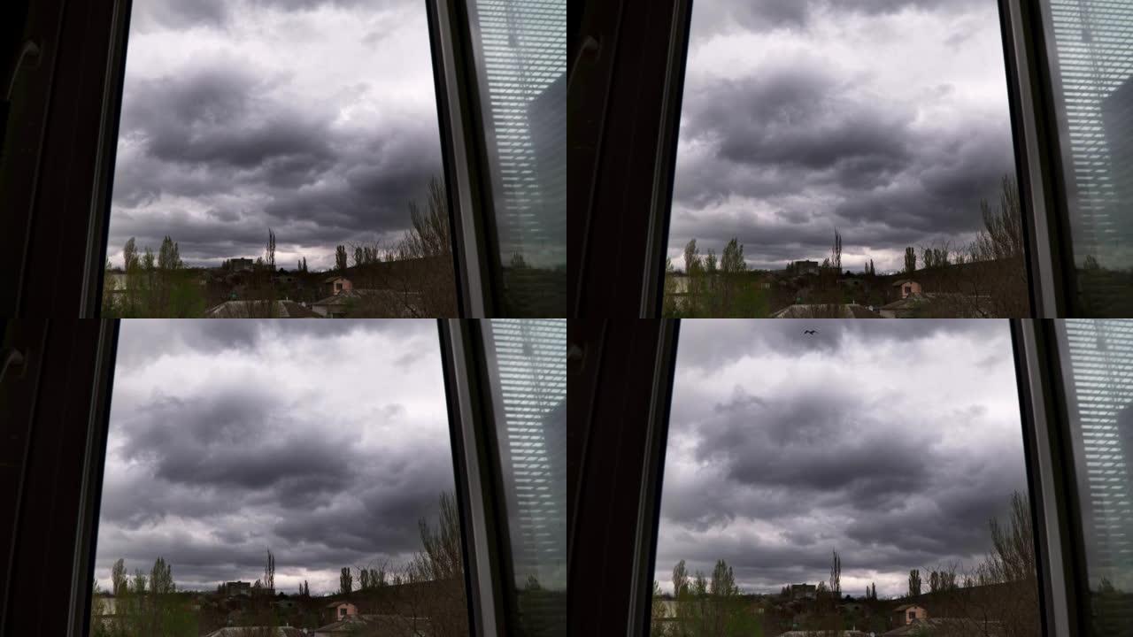 雷雨云在窗外的天空中飞翔
