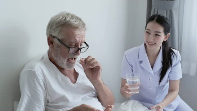 祖父或床上的老人，护士来给老人吃药