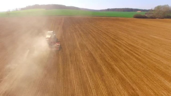 用播种机在田间作业的拖拉机的鸟瞰图。农业从上面看。