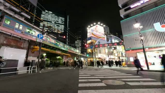 4k延时-缩小新桥市场的人行横道，背景是火车和汽车运输-日本东京