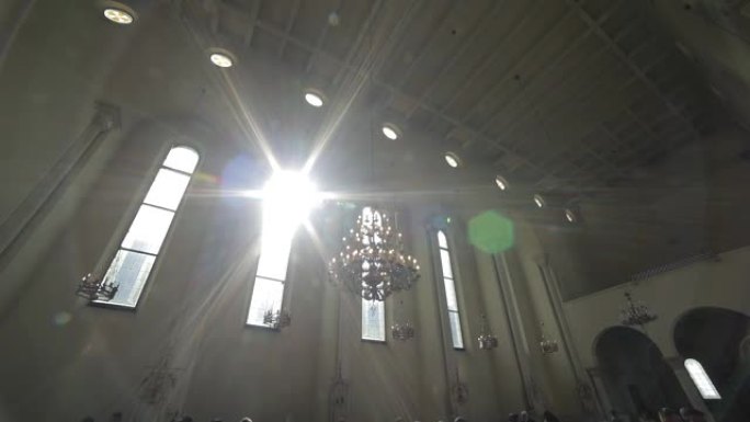 阳光透过教堂的窗户