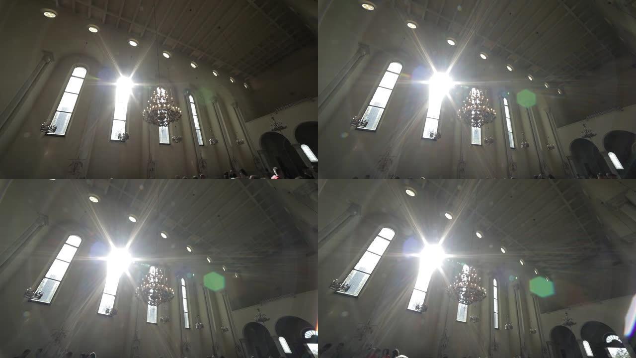 阳光透过教堂的窗户