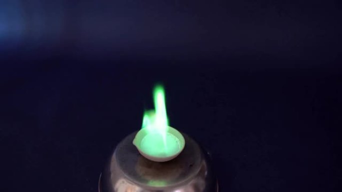 用绿色火焰燃烧铜和钡。铜和钡的化学氧化