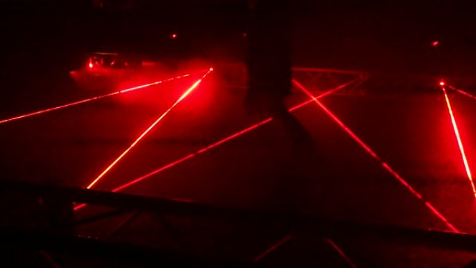 夜间安全演示中使用的红色激光束。全景。4K