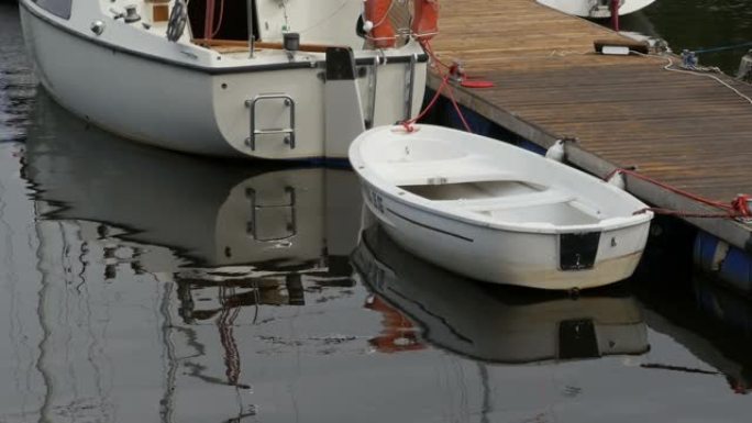 码头上的小划艇