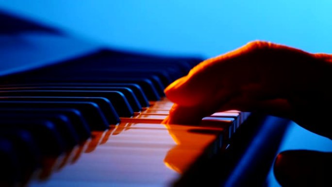 彩色钢琴合成器键盘上的单音符