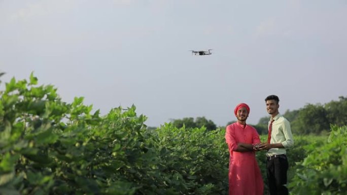 印度农民和农艺师在农业领域使用无人机
