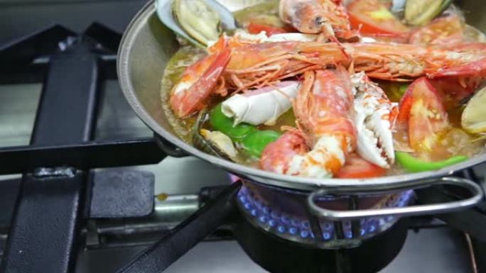 Cataplana配新鲜海鲜，蔬菜在煤气炉上煮，煮得非常多。水平视频。特写。