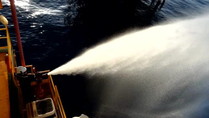 喷雾慢动作，用太阳光溅水，为消防人员在黑色背景上拍摄高速相机240P。