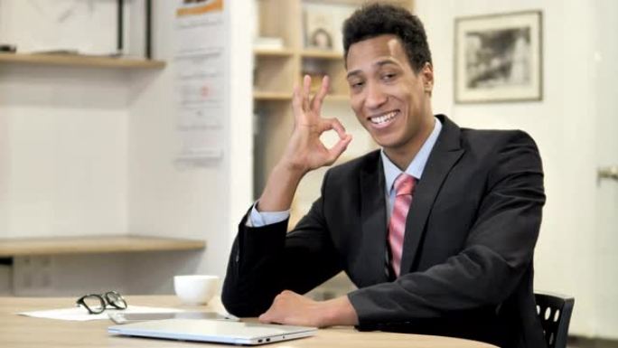 非洲商人在工作中的好标志