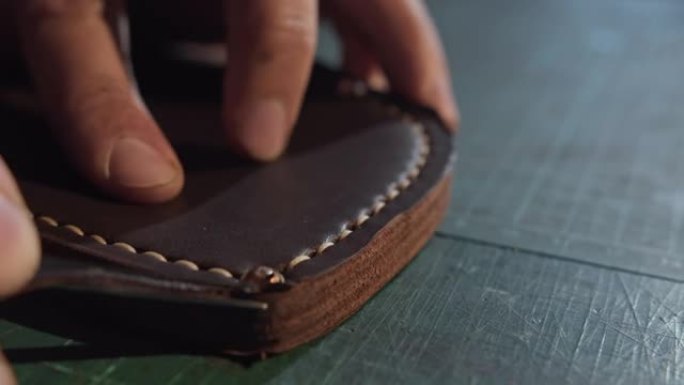 手工制作皮革产品的过程