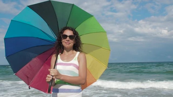 海滩上带伞的女人。