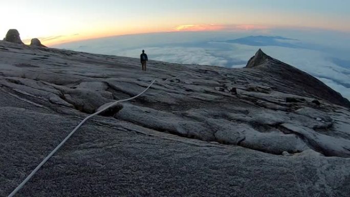 攀登基纳巴卢山。