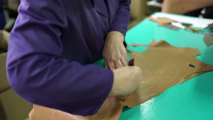 鞋厂成熟女性切割皮革