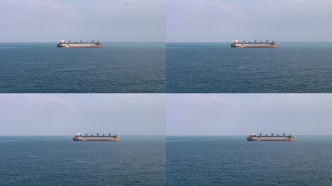 土耳其伊斯坦布尔博斯普鲁斯海峡的货船航行
