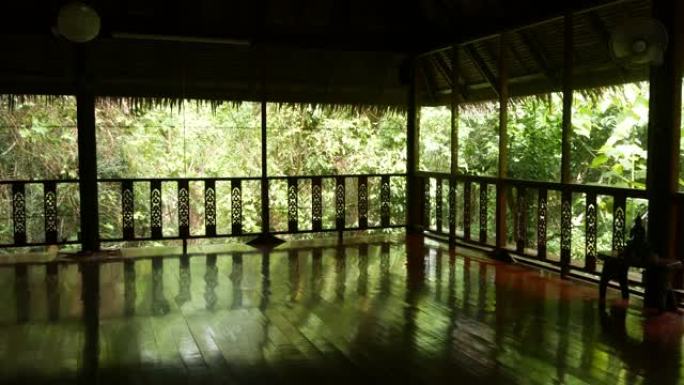 公园里瑜伽和冥想的空间。空的宽敞的房间瑜伽和冥想课程位于美妙的公园中间，绿色的热带树木。