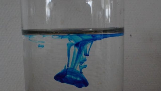 将一滴蓝色染料放入水中的流体动力学实验