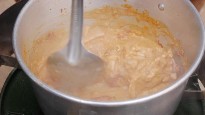一步一步煮汤姆山药汤。将鸡柳添加到用辣椒酱煮沸的椰奶中。泰国菜。特写。4k