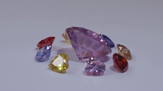 紫水晶钻石被心形钻石包围。