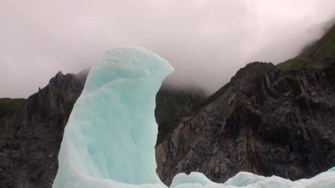 新西兰雾中的山脉背景上的冰川。
