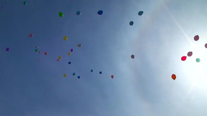 五彩气球在蓝天上飞起来。