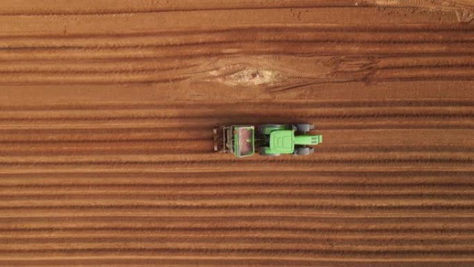 农业景观中拖拉机耕作和播种的马铃薯田的鸟瞰图