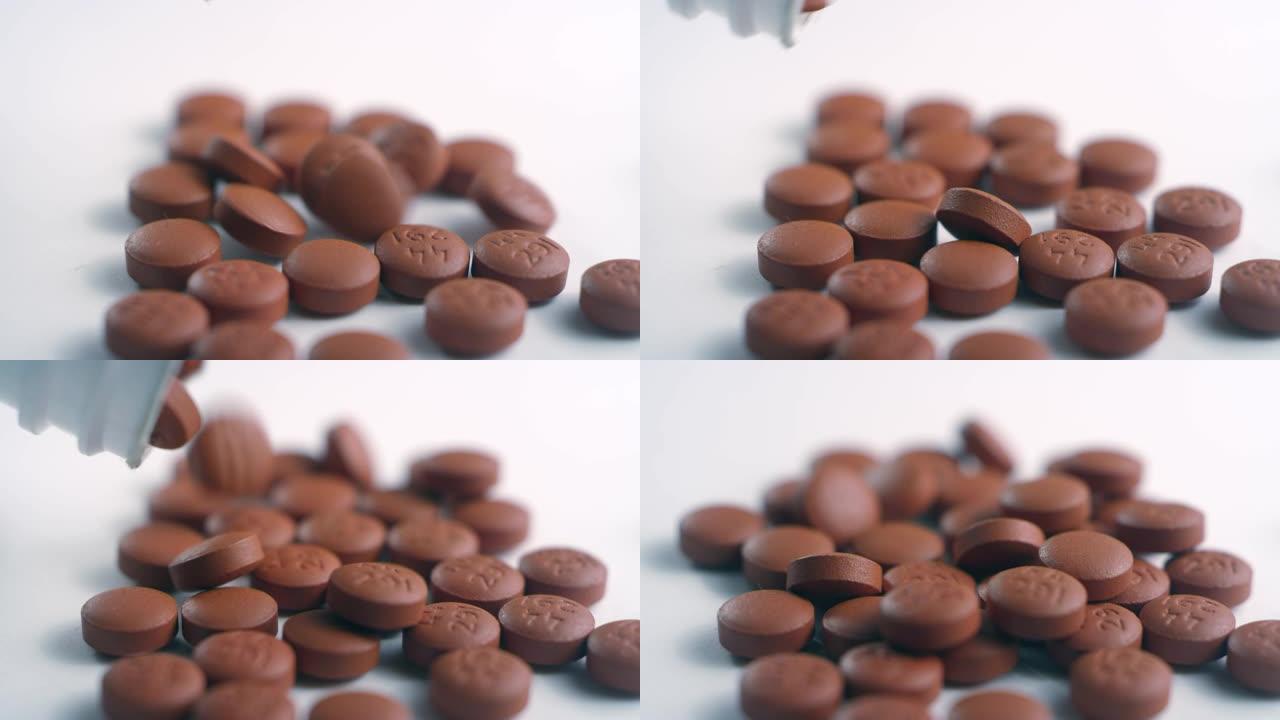 棕色布洛芬药丸从药瓶中倒出并散布在白色表面上的特写镜头