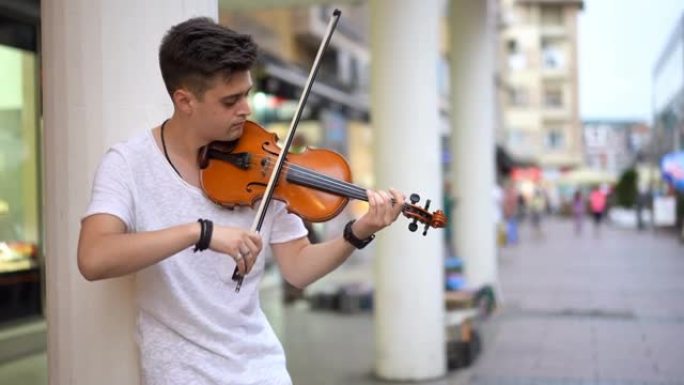 街头艺人拉小提琴