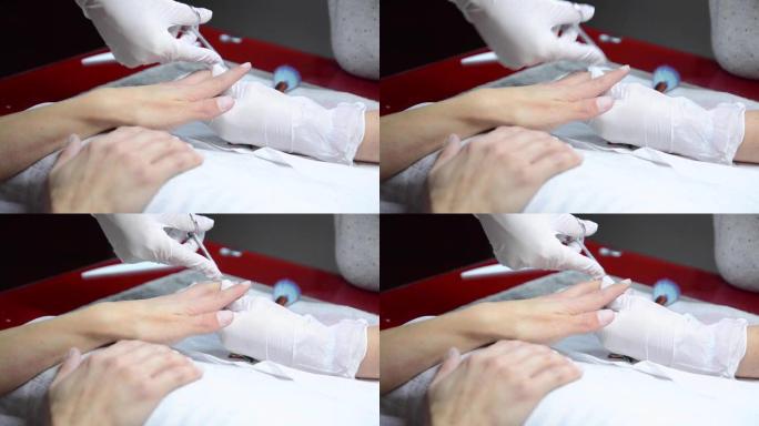 专业修指甲工艺，在美容师沙龙用修指甲铣刀清洁指甲。