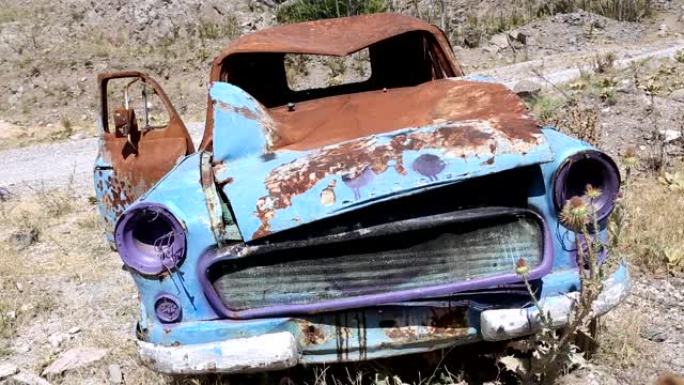田野里的旧生锈古董车
