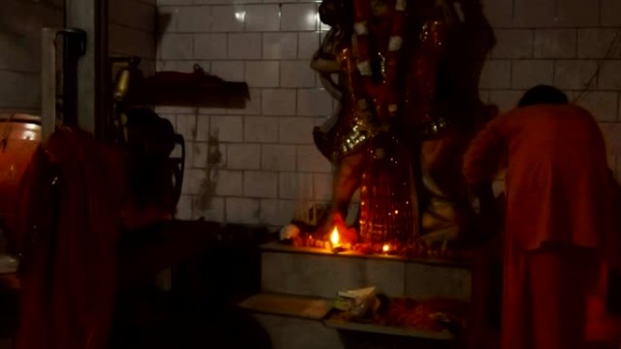 Aarti作品的自动机器僧侣在哈努曼猴神雕像附近表演了仪式灯