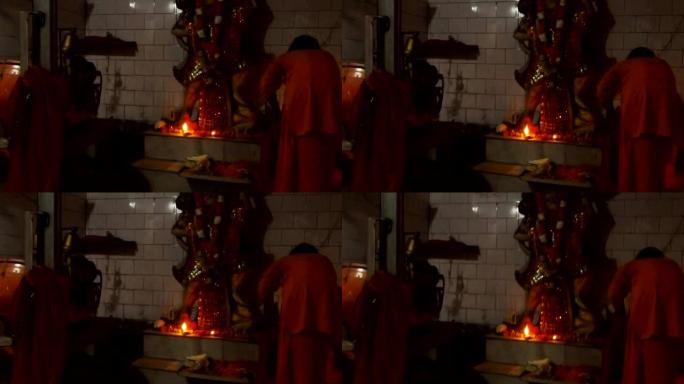 Aarti作品的自动机器僧侣在哈努曼猴神雕像附近表演了仪式灯
