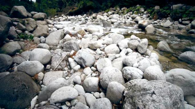 秋季森林中沿山河溪流的大型弯曲石头和岩石，慢动作