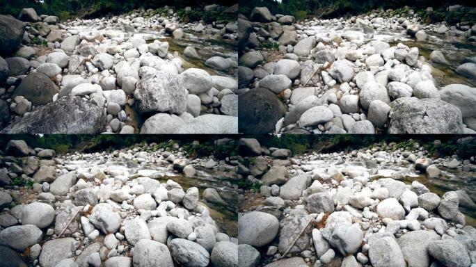 秋季森林中沿山河溪流的大型弯曲石头和岩石，慢动作