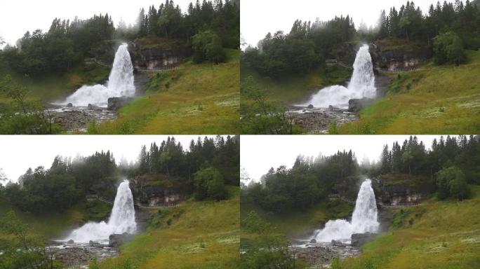 在多雨的天气中落在挪威的山区