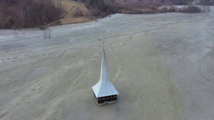 生态灾难，在一个被铜矿氰化物污染的湖中，被洪水淹没和废弃的教堂的4k空中无人机视图。罗马尼亚Geam