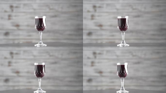 自制红樱桃酊在葡萄酒水晶玻璃杯中旋转，特写