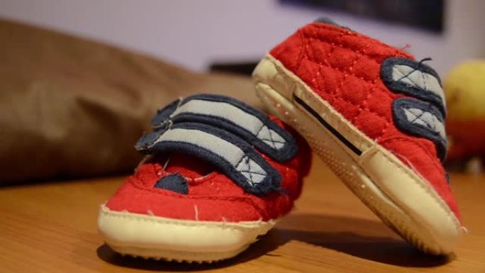 旋转相机，婴儿红蓝鞋的特写镜头 -- 期待婴儿的概念