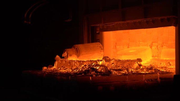 从冶金炉中获取钢坯。工业烤箱。冶金厂的生产