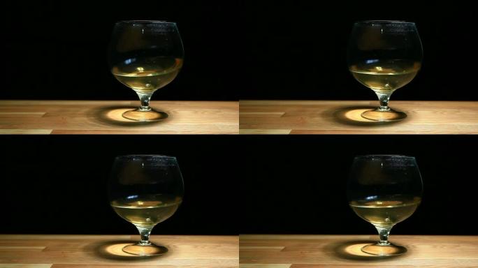 白葡萄酒玻璃木制桌子深色背景无人高清镜头