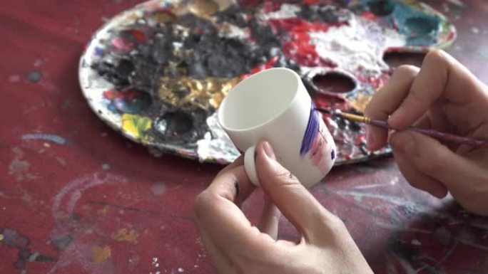 艺术家在小咖啡杯上绘画