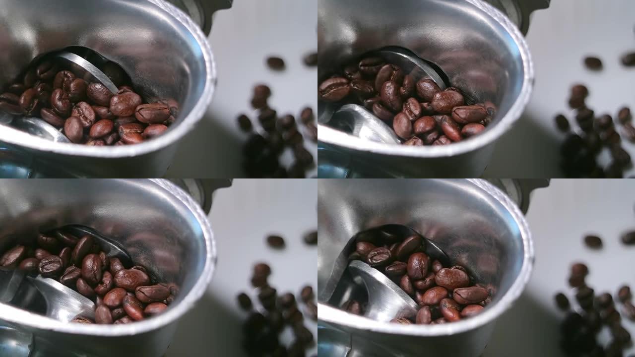 用手动研磨机制备研磨咖啡。谷物和刀片的特写镜头。视频在潜意识中引起咖啡的香气。全高清视频。