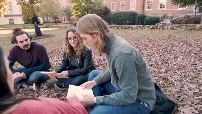 年轻人读一本书到坐在外面的大学同龄人