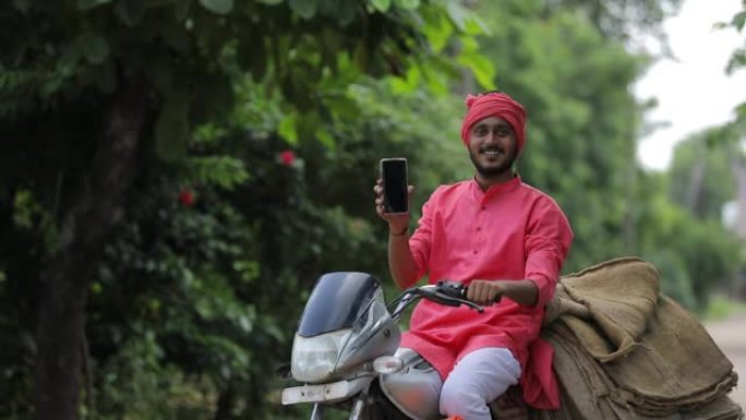 年轻的印度农民展示智能手机