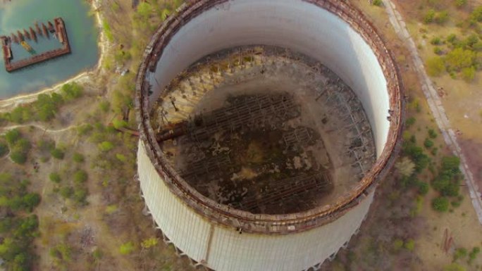 无人机飞越冷却塔，切尔诺贝利核电厂