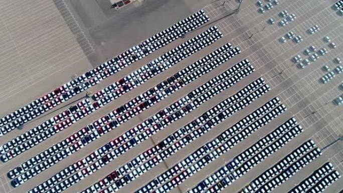 白天停在停车场的许多白色汽车上方的鸟瞰图。后面4K有免费停车场