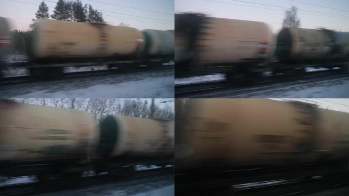 冬天，在铁路上迎面驶来的货运列车上，从窗户看
