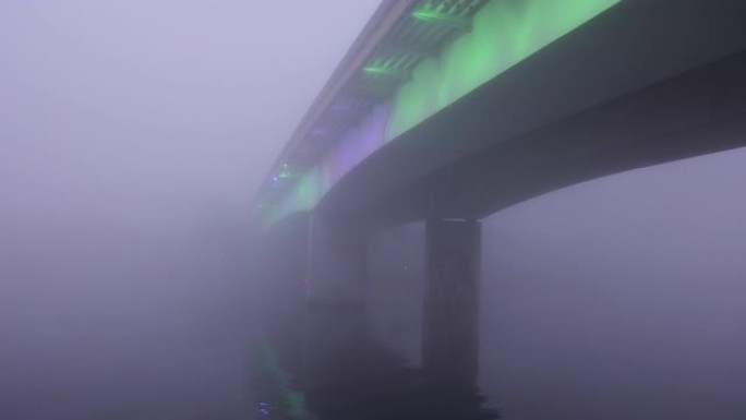 雾中水中的彩色桥梁