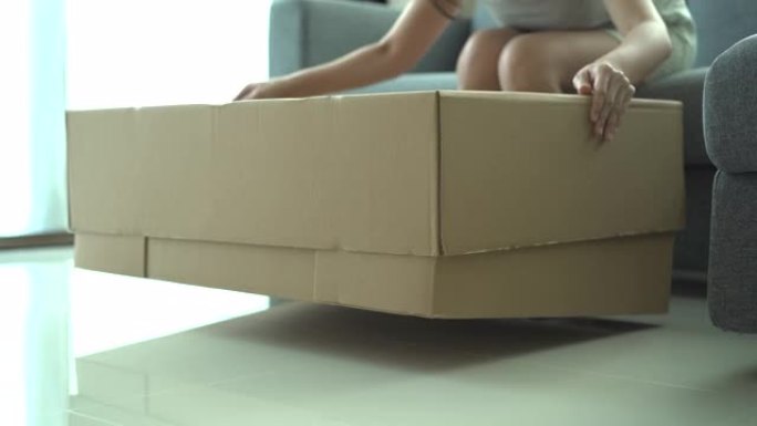 女人打开或打开纸板包装箱。
