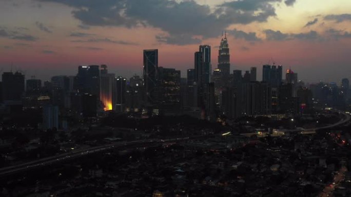 无人机飞越马来西亚吉隆坡双子塔的空中场景在白天4k视频